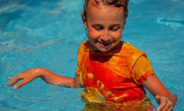 Glad Söt Liten Flicka Som Leker Poolen Sommarsemester — Stockfoto