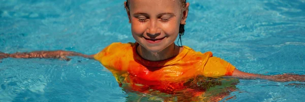 快乐可爱的小女孩在游泳池里玩耍 横向图像 — 图库照片