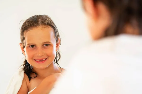 洗完澡后 在镜子前快乐美丽的小女孩 — 图库照片