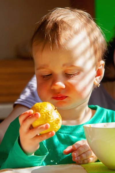 Retrato Bonito Sujo Menina Criança Comendo Maçã Vitaminas Alimentação Saudável — Fotografia de Stock