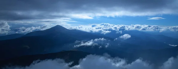 Indah Lanskap Gunung Dengan Kabut Matahari Terbit Pegunungan Alam Liar — Stok Foto