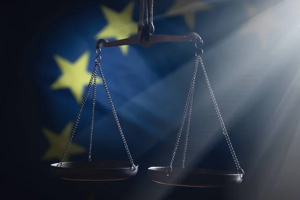 Igazságszolgáltatási Skála Európai Uniós Lobogó Alapján Mint Egyenlőség Méltányosság Szimbóluma — Stock Fotó