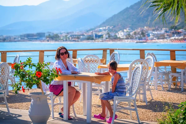 Bella Madre Giovane Figlia Seduta Tavolo All Aperto Riva Mare — Foto Stock