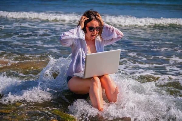 Confused Business Woman Working Remotely Using Laptop Computer Beach Sea — Stock Photo, Image