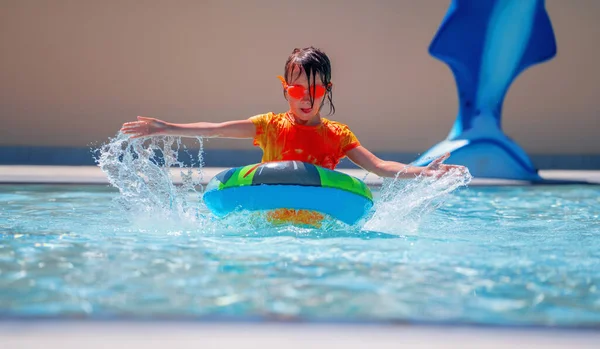 Küçük Kız Havuzunda Eğleniyor Oynuyor Yaz Tatili Tatil Dinlenme Konsepti — Stok fotoğraf