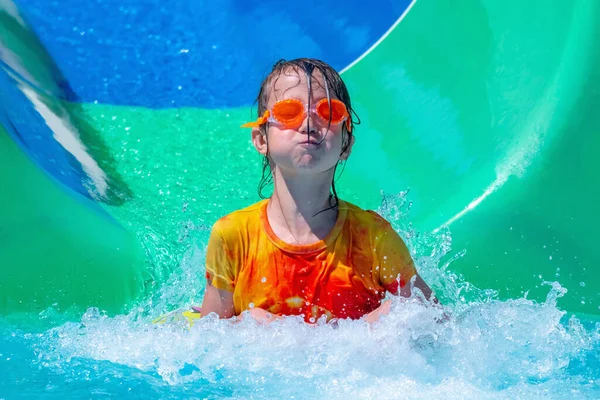 Ung Flicka Poolen Efter Att Gått Ner Vattenrutschbana Sommaren Sommar — Stockfoto