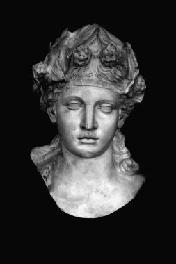 Şarap, eğlence ve eğlence tanrısı Bacchus 'un (Dionysus) antik heykeli siyah arka plana karşı. Siyah ve beyaz dikey resim.