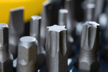 Tornavida için birkaç parça. Tornavida için metal parçalar. Ev kullanımı için araç ayarlandı. Tornavidalar için enjektör ve adaptörler. Kafası farklı boyutlarda altıgen sürücü. Seçici odak