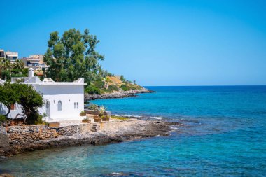 Beyaz antik sahil evi olan deniz manzarası. Yatay resim.