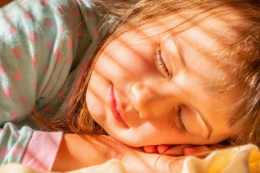 Kavramsal görüntü: mutluluk, dikkatsizlik ve mutlak güvenlik duygusu. Genç kız güneş ışınlarında uyuyor.. 