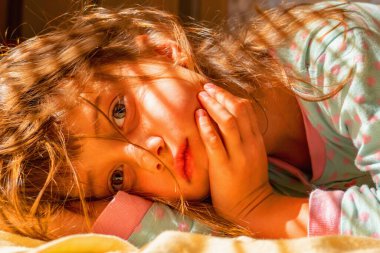 Mutluluk, dikkatsizlik ve mutlak güvenlik duygusu. Genç bir kızın sabah güneşinde uyuyan komik portresi.. 