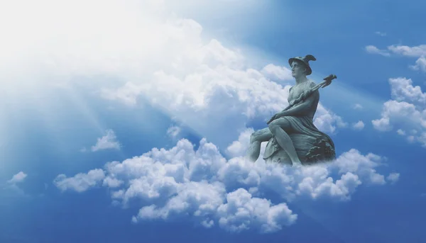 Bulutlardaki antik ticaret tanrısı tüccarlar ve gezginler Hermes 'in (Merkür) antik heykeli. O olimpiyat tanrıları habercisi. Ayaklarında kanatları ve kaskı var.. 