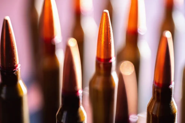 弾薬の背景だ 武力紛争 銃撃の象徴としてのカートリッジ 選択的フォーカス 水平像 — ストック写真