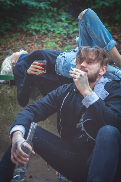 逸脱した行動と社会的孤立の概念 酒を飲む若者 アルコール依存 ホームレス 依存概念の社会問題 — ストック写真