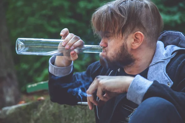 Hombre Bebiendo Vodka Fumando Cigarrillo Jóvenes Borrachos Alcoholismo Dolor Falta — Foto de Stock