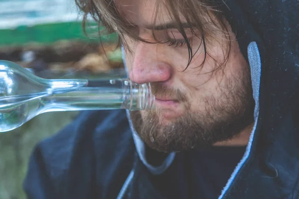 Hombre Bebiendo Vodka Jóvenes Borrachos Alcoholismo Dolor Lástima Desesperanza Problema — Foto de Stock