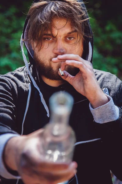 Retrato Joven Borracho Con Una Botella Vodka Alcoholismo Lástima Desesperanza — Foto de Stock