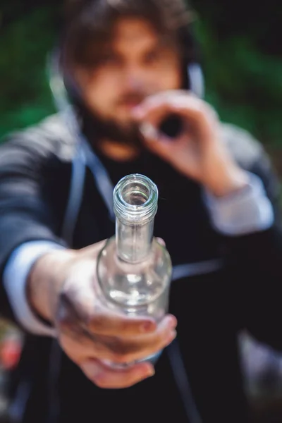 Portret Pijanego Młodzieńca Butelką Wódki Alkoholizm Litość Beznadzieja Społeczny Problem — Zdjęcie stockowe