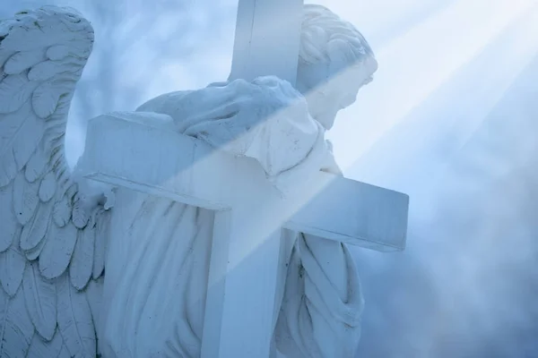 Ancienne Statue Ange Avec Croix Comme Symbole Christianisme Mort Résurrection — Photo
