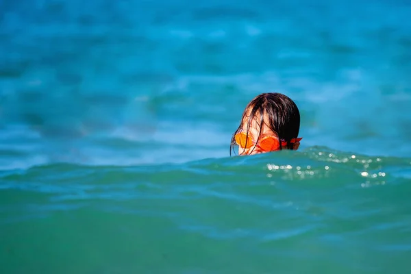 Porträt Eines Kleinen Mädchens Auf Brechender Welle Kind Beim Schwimmen — Stockfoto