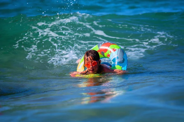 Giovane Bella Ragazza Sulla Rottura Onda Bambino Pericolo Durante Nuoto — Foto Stock