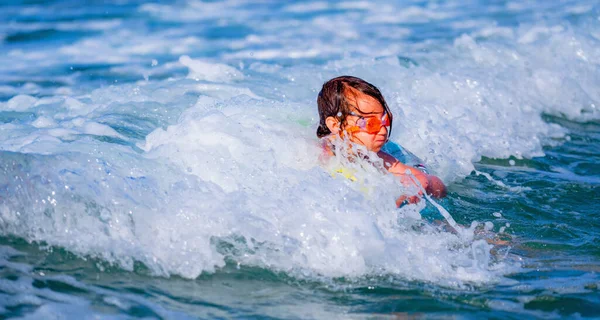 Ritratto Bambina Sulla Rottura Onda Ragazzo Pericolo Durante Nuoto Mare — Foto Stock