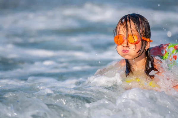 Glückliches Kindermädchen Auf Aufblasbarem Ring Auf Brechender Welle Reisen Gesunder — Stockfoto