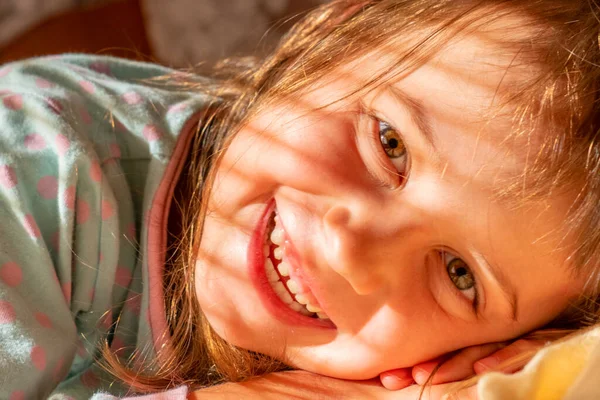 Концепція Щастя Молода Дівчинка Прокидається Посміхається Сонячних Променях Горизонтальне Зображення — стокове фото