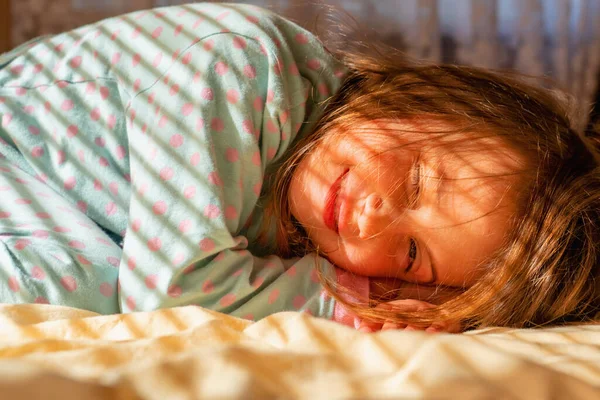 Kavramsal Görüntü Mutluluk Dikkatsizlik Mutlak Güvenlik Duygusu Genç Kız Uyanıyor — Stok fotoğraf