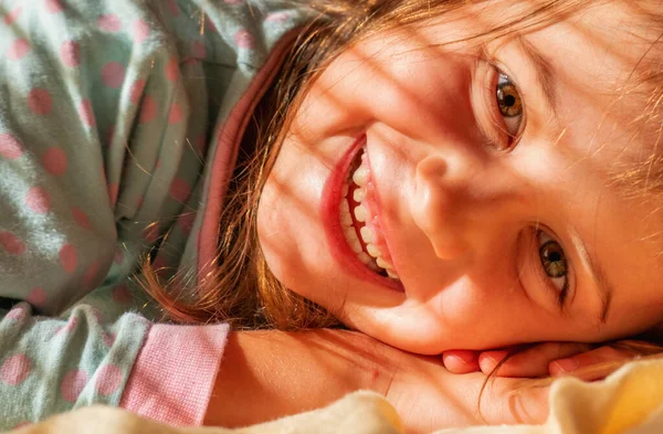 Концепція Щастя Портрет Маленької Дівчинки Яка Прокидається Посміхається Сонячних Променях — стокове фото