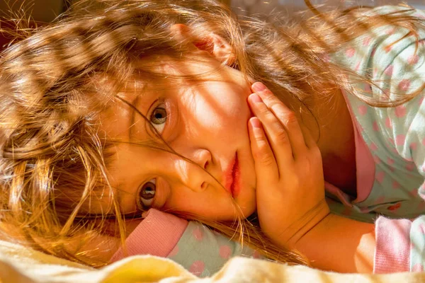 Geluksconcept Grappig Portret Van Jong Kind Meisje Slapen Ochtend Zon — Stockfoto
