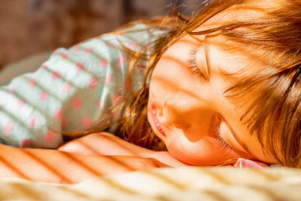 Mutluluk Dikkatsizlik Mutlak Güvenlik Duygusu Sabah Güneşinde Uyuyan Genç Kızın — Stok fotoğraf