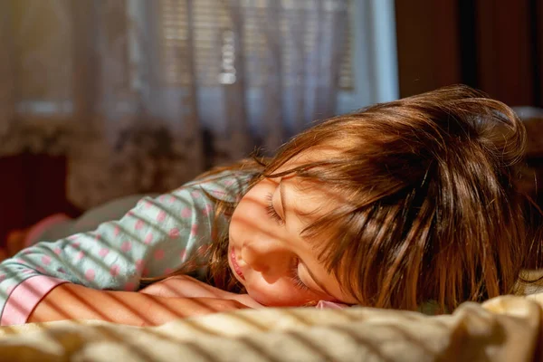 不注意で絶対的な安全性の感覚 朝の太陽の光の中で眠っている若い子供の少女の肖像画 水平像 — ストック写真