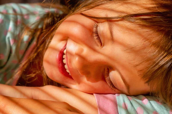 Щастя Недбалість Відчуття Абсолютної Безпеки Молода Дівчинка Ковзає Ранкових Сонячних — стокове фото