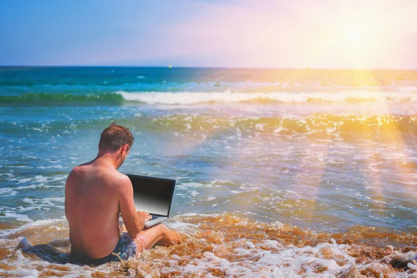 Melhor Trabalho Retrato Homem Negócios Com Laptop Praia Colorida Ilha Fotos De Bancos De Imagens Sem Royalties