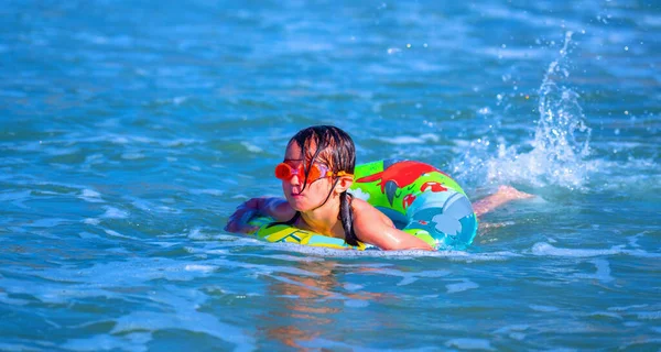 Ragazza Felice Bambino Anello Gonfiabile Cavalcare Sulla Rottura Onda Viaggio — Foto Stock