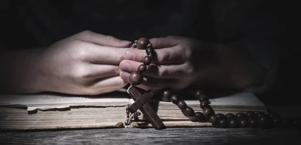 神への祈り 若い女の子はロザリオと聖書を読んで祈る 水平画像 選択的焦点 — ストック写真