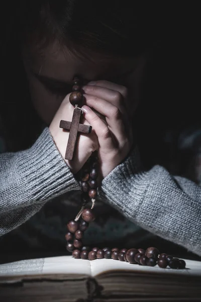 神への祈り 若い女の子の肖像画はロザリオと聖書を読んで祈る 垂直画像 — ストック写真
