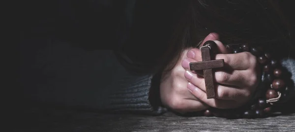 神への祈り 若い女の子はロザリオと聖書を読んで祈る 信仰の概念 テキストのスペースをコピーします 水平像 — ストック写真