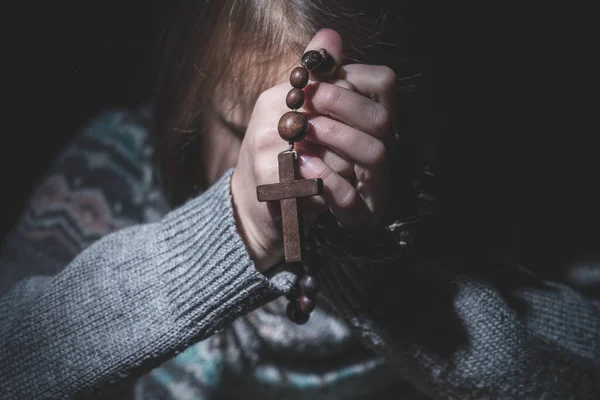 神への祈り ロザリオと共に祈る少女の肖像画 信仰の概念 選択的焦点 — ストック写真