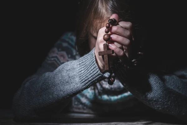 神への祈り ロザリオと共に祈る少女の肖像画 信仰の概念 テキストのコピースペース — ストック写真