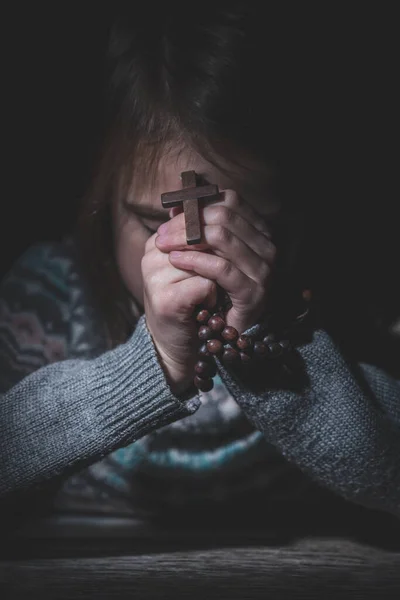 神への祈り ロザリオと共に祈る少女の肖像画 信仰の概念 垂直画像 — ストック写真
