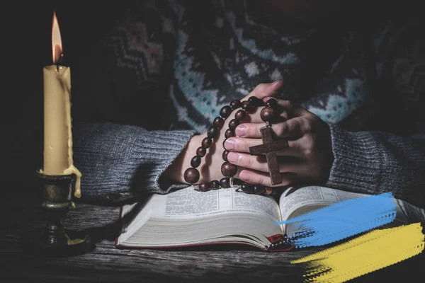 ウクライナのために祈る ロシアからウクライナを救う 若い女の子はロザリオと聖書を読んで祈る 水平像 — ストック写真