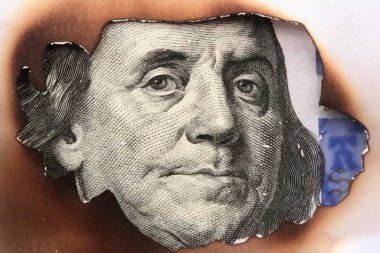 Enflasyon ve küresel ekonomik krizin sembolü olarak ABD Doları 'nın yakılması