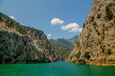 Dağlı yaz manzarası ve Yeşil Kanyon Gölü (Türkiye). Turizm ve hindi doğasının güzelliği. Kayaların arasındaki güzel dağ gölü. Yatay resim.