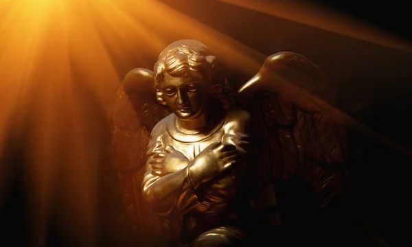 Biddende Engel Met Armen Borst Oude Standbeeld Zonnestralen — Stockfoto