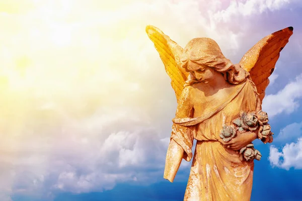 Piękny Anioł Stróż Promieniach Słonecznych Fragment Bardzo Starożytnego Kamiennego Posągu — Zdjęcie stockowe