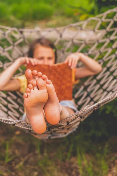 Une Jeune Belle Fille Trouve Dans Hamac Lit Livre Repos Images De Stock Libres De Droits