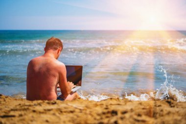 Bilgisayarla uzaktan çalışan bir iş adamının arka görüntüsü. Uzayı kopyala Yatay resim.