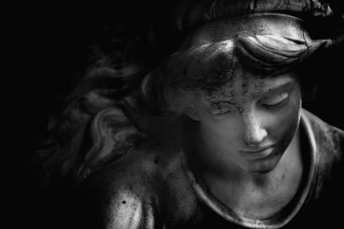 Koruyucu meleğin antik bir heykeli. Siyah ve beyaz resim.